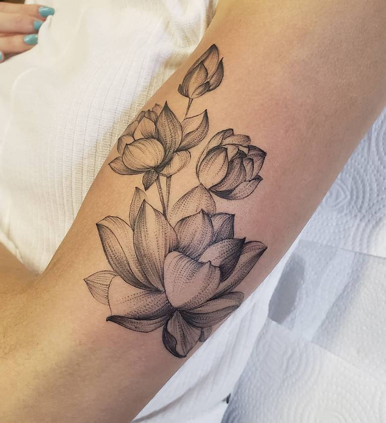 Tatouage Dotwork Fleurs De Lotus Grises 