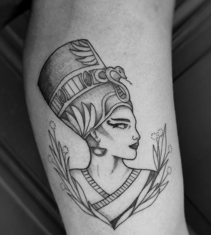 Tatouage égyptien Néfertiti Et Feuilles En V 