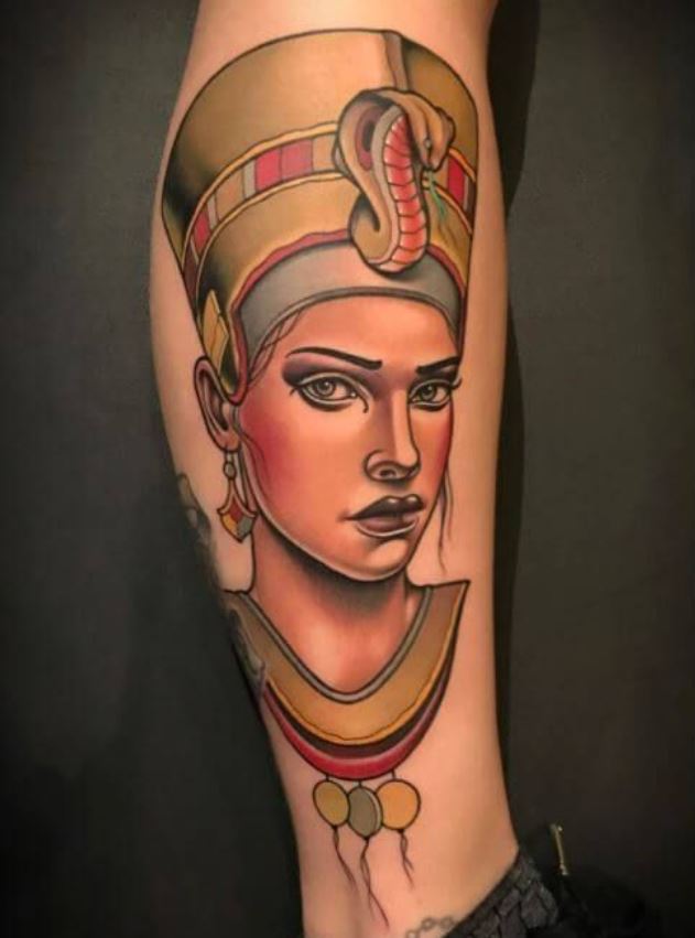  Tatouage égyptien Néfertiti En Couleur Sur La Jambe 