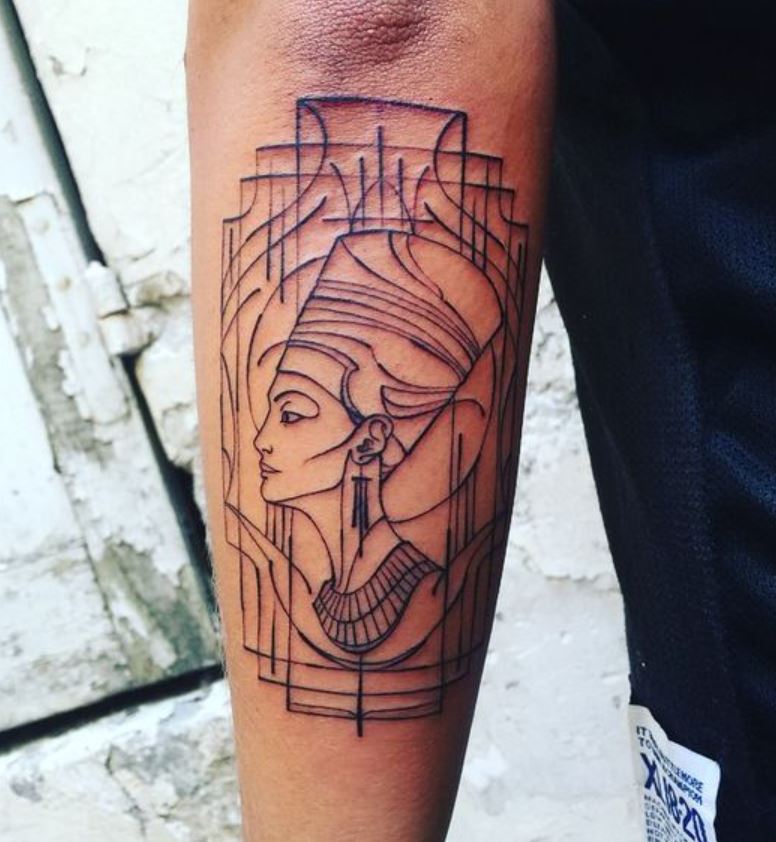 Tatouage égyptien Néfertiti Linéaire Sur L'avant Bras