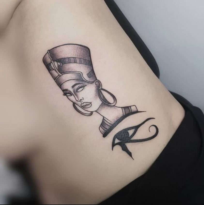 Tatouage égyptien Néfertiti Et œi D'horus Sur La Côte 