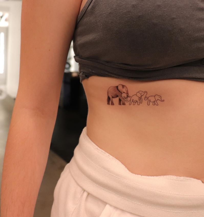 Tatouage Trio D'éléphant Ombré Et Linéaire Sous La Poitrine 