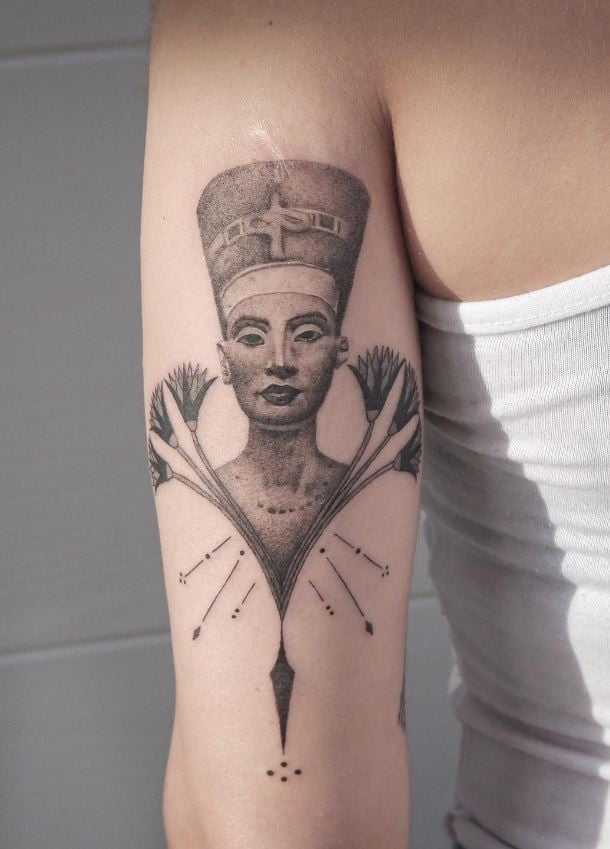  Tatouage Néfertiti Et Fleurs De Lotus égyptiennes
