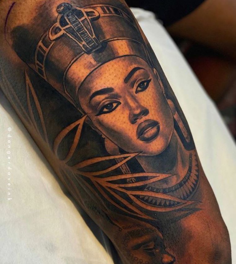 Tatouage égyptien Néfertiti Sur La Cuisse 