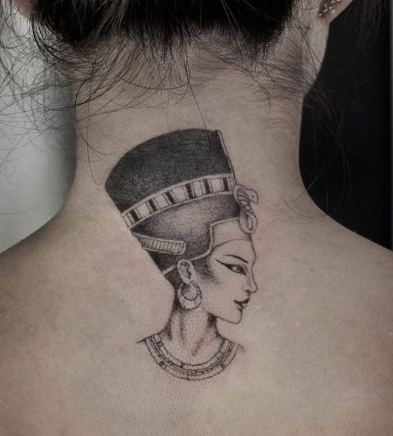 Tatouage égyptien Profil De Néfertiti Sur La Nuque 