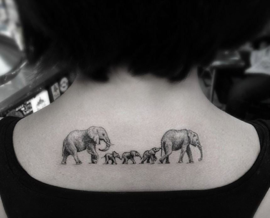 Tatouage Famille D'éléphants Sur Le Dos 