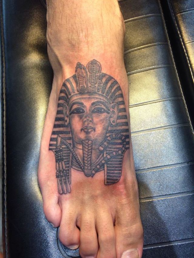 Tatouage égyptien Pharaon Toutankhamon Sur Le Pied 