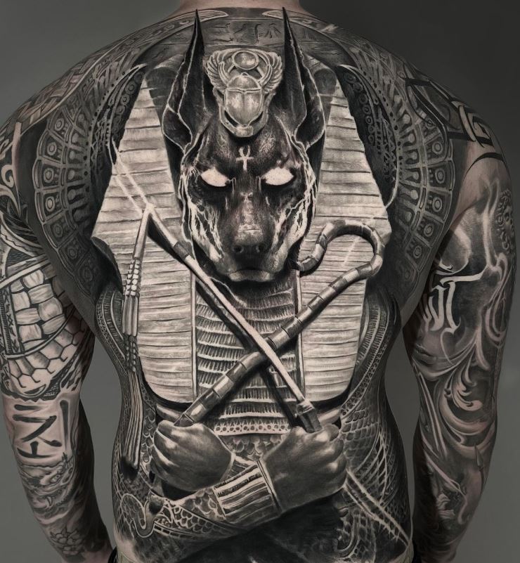 Tatouage égyptien Anubis, Scarabée Et Sceptres Sur Le Dos 