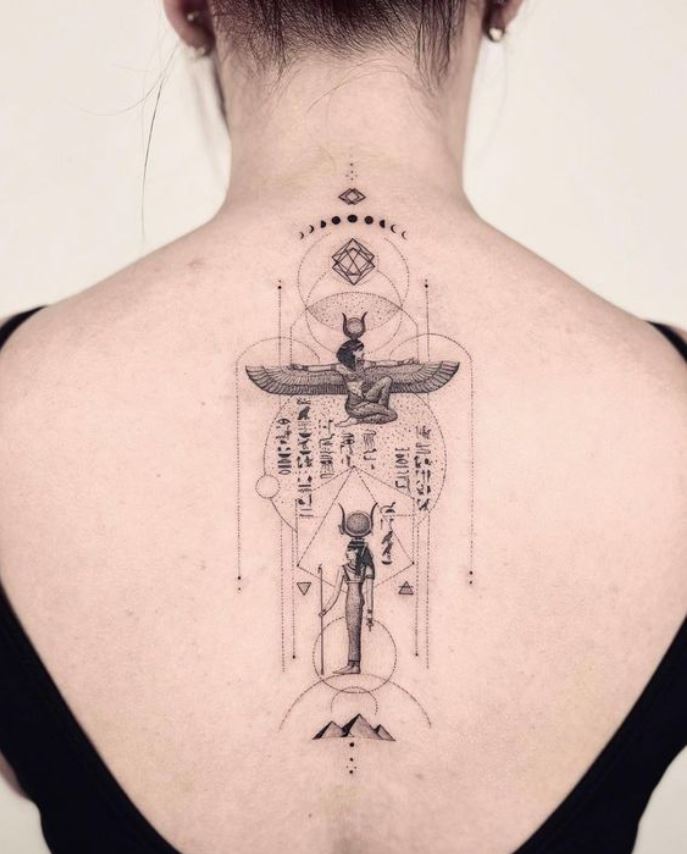  Tatouage égyptien Isis Et Hathor Géométrique De La Nuque Au Dos 