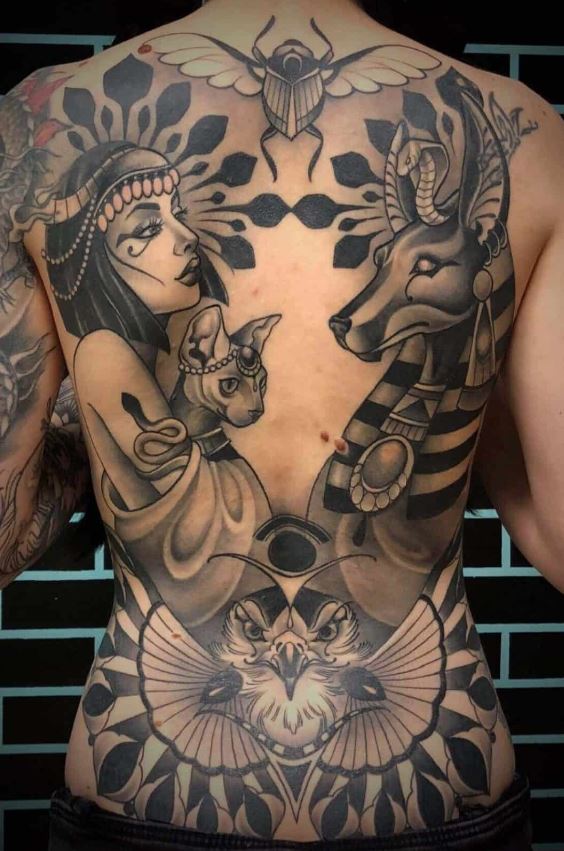  Tatouage égyptien Divinités Et Animaux Sur Le Dos 