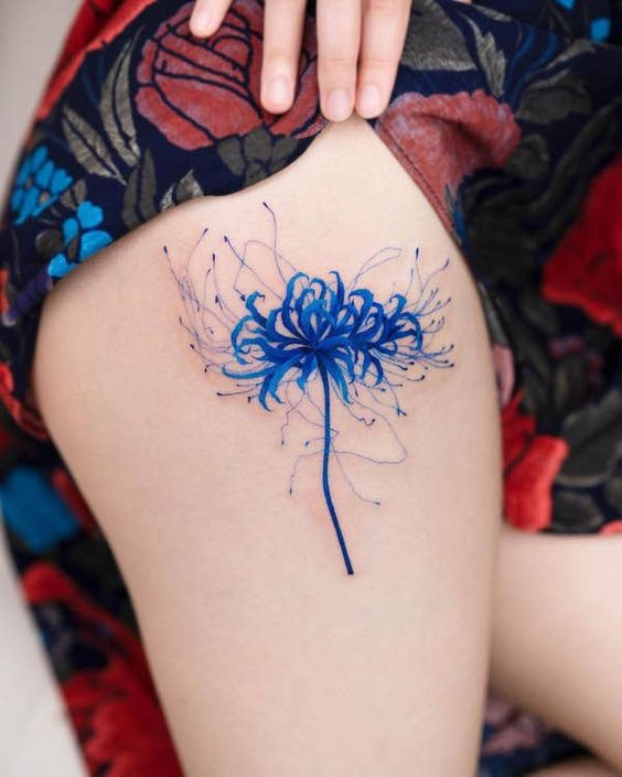 Tatouage Aquarelle Lilium Bleu Sur La Cuisse 