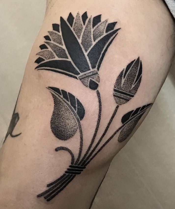 Tatouage Fleur égyptienne Sur Le Bras 