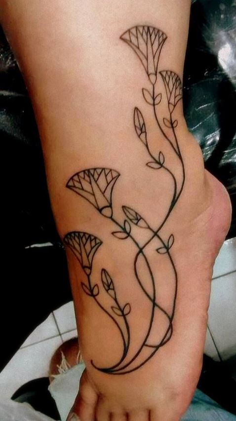 Tatouage égyptienne Fleurs De Lotus En Lignes épaisses Sur Le Pied 