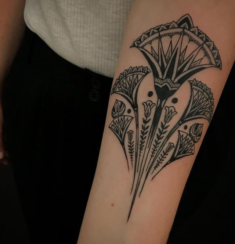 Tatouage Fleurs égyptiennes Et Dots Sur L'avant Bras