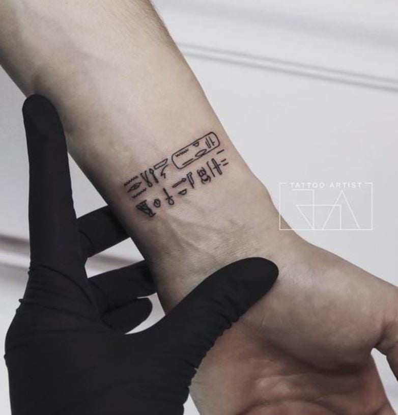 Tatouage égyptien Minimaliste Hiéroglyphes Sur Le Poignet 