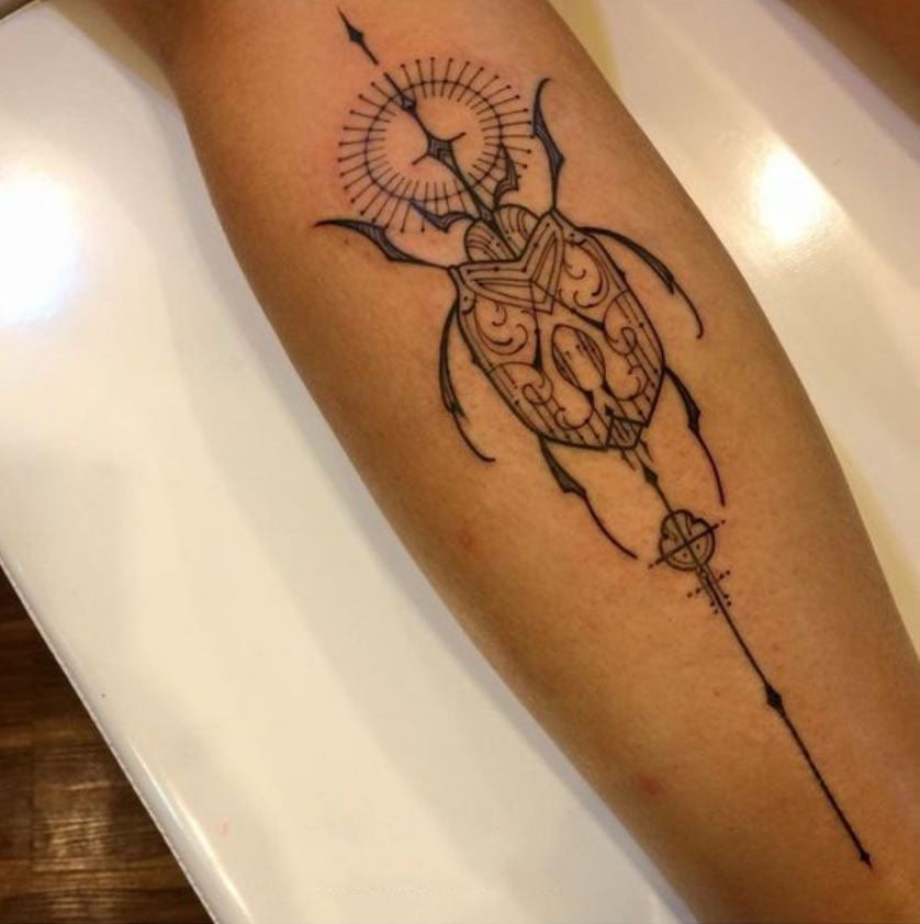 Tatouage égyptien Scarabée En Arabesque Sur L'avant Bras