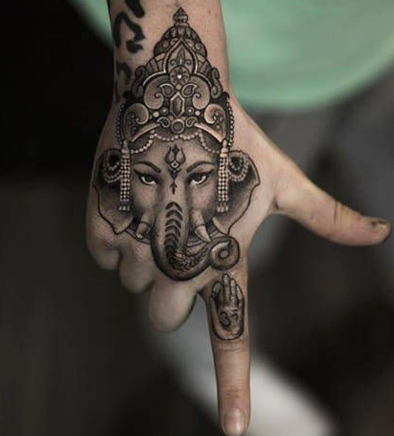 Tatouage éléphant Ganesh Et Couronne à Bijoux 