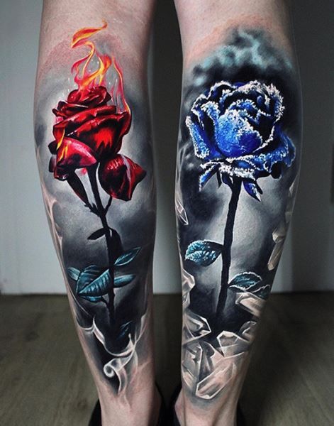 Tatouage Aquarelle Roses Rouge Et Bleu Réalistes Sur Les Jambes 