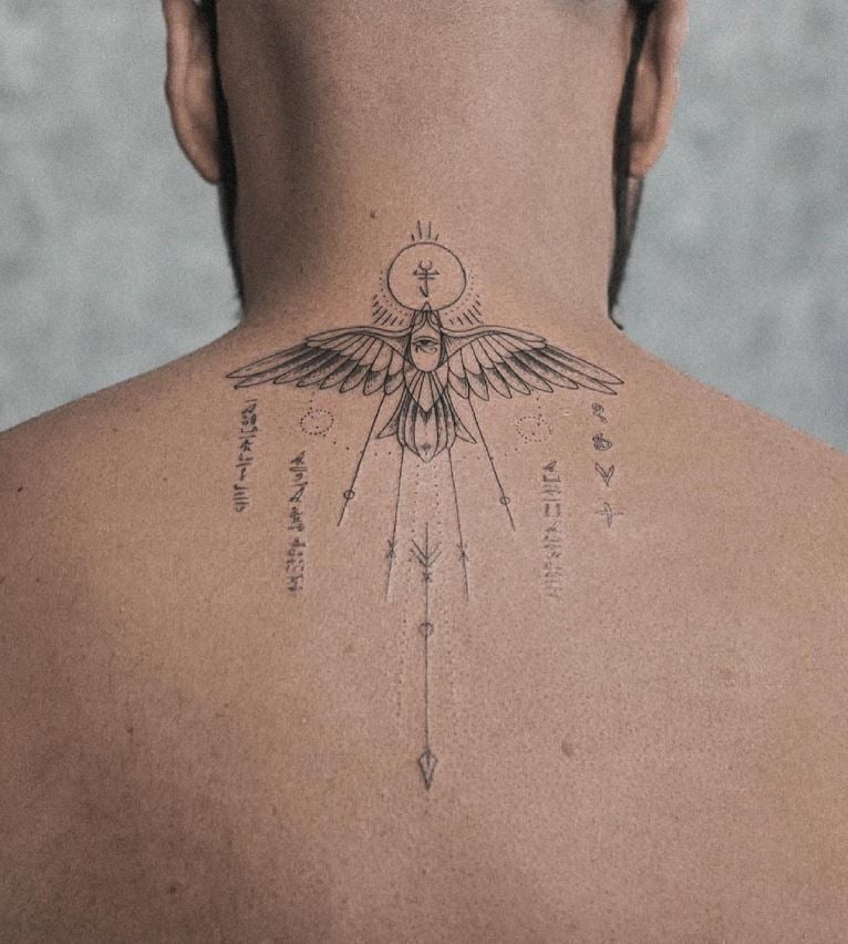 Tatouage égyptien Faucon Et Hiéroglyphes 