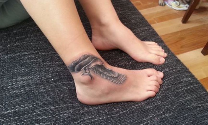 Tatouage égyptien Faucon Stylé à La Rihanna Sur Le Pied 