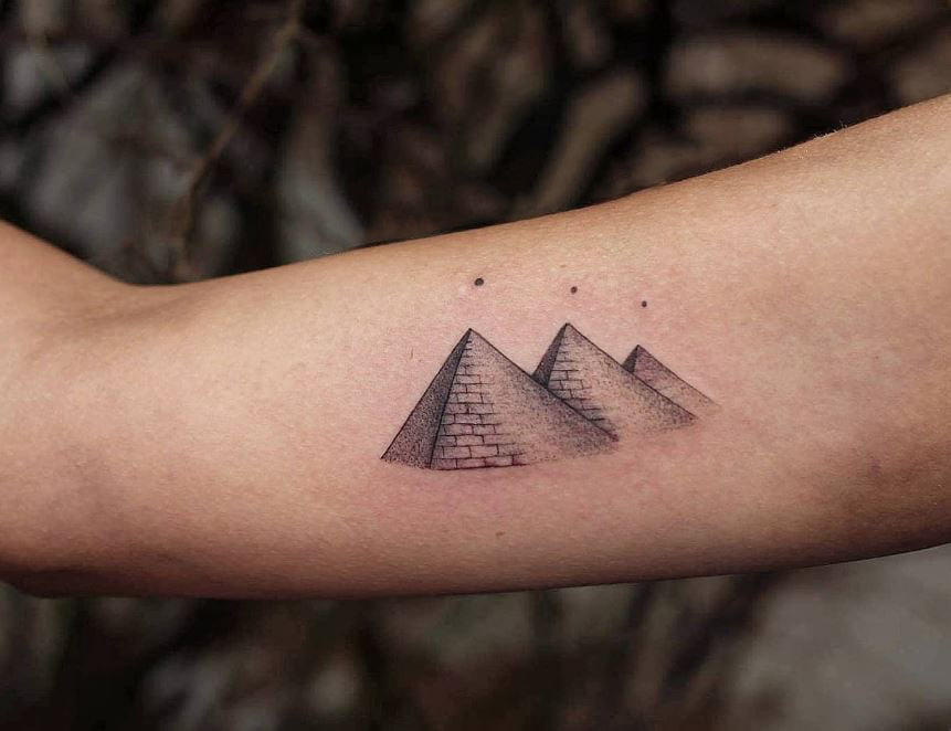 Tatouage Minimaliste Pyramides égyptiennes 