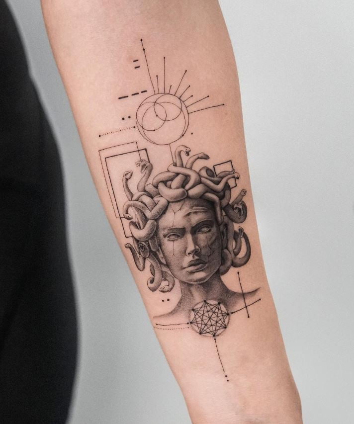 Tatouage Medusa Géométrique 