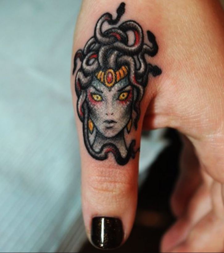 Tatouage Medusa Minimaliste