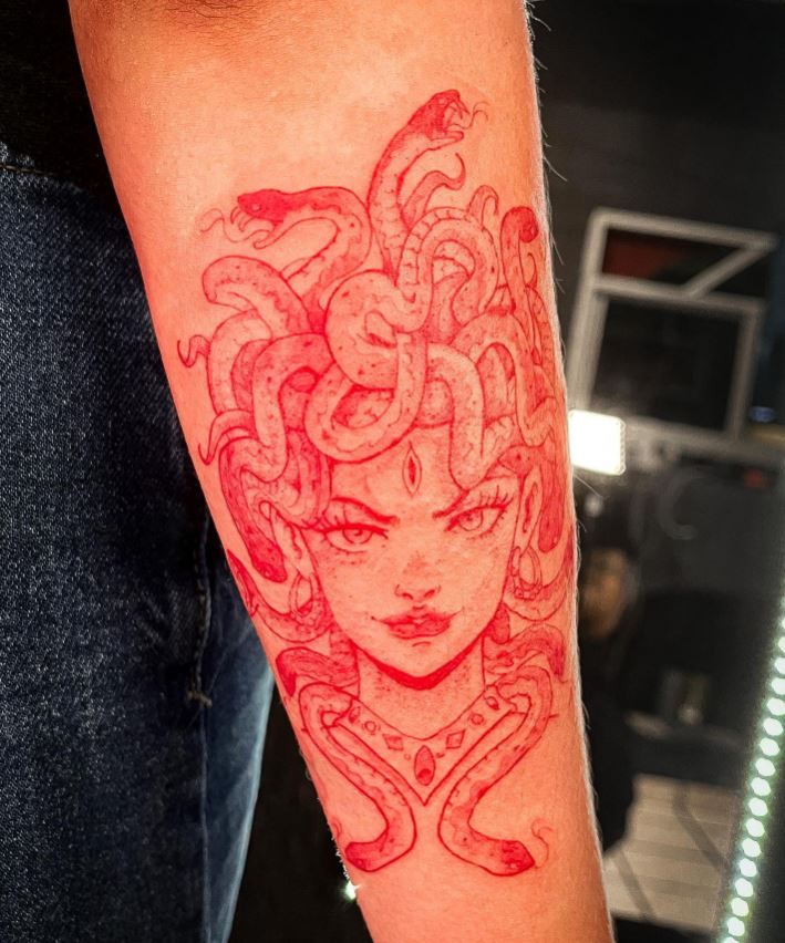 Tatouage Medusa En Rouge Et Blanc 