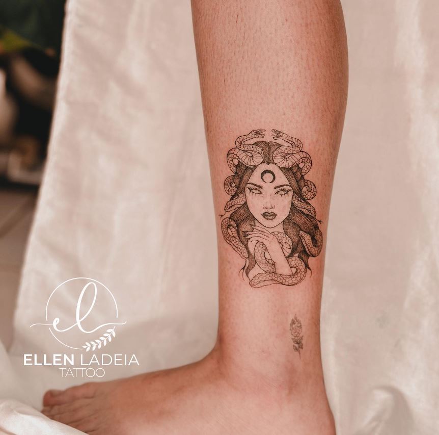 Tatouage Medusa Et Croissant De Lune