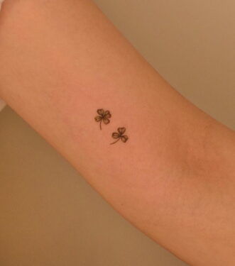 Tatouage Trefle Minimaliste