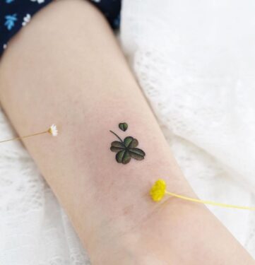 Tatouage Trefle Minimaliste