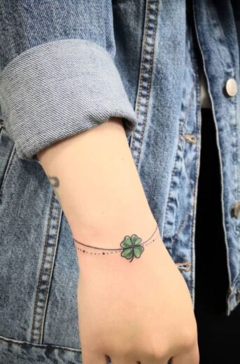Tatouage Trefle Minimaliste