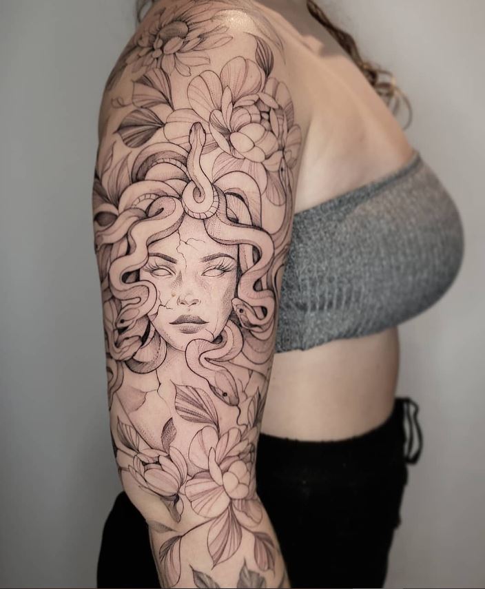 Tatouage Medusa Et Fleurs 