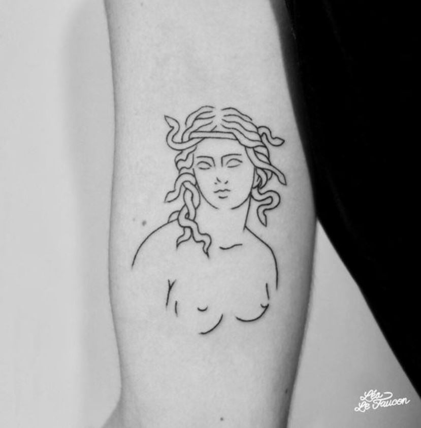 Tatouage Medusa Linéaire 