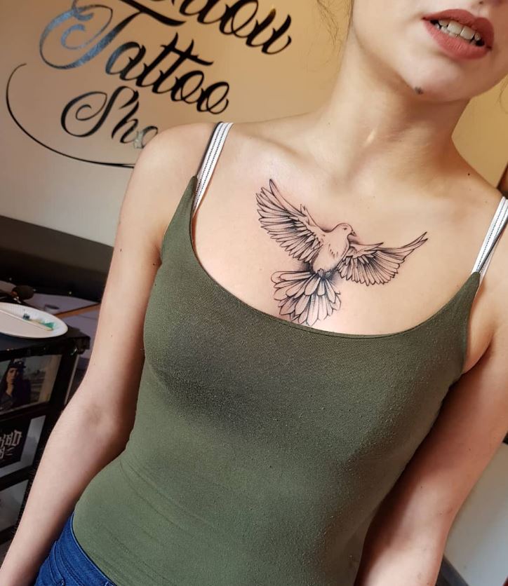 Tatouage Colombe Noire Et Blanche Sur Le Sternum 