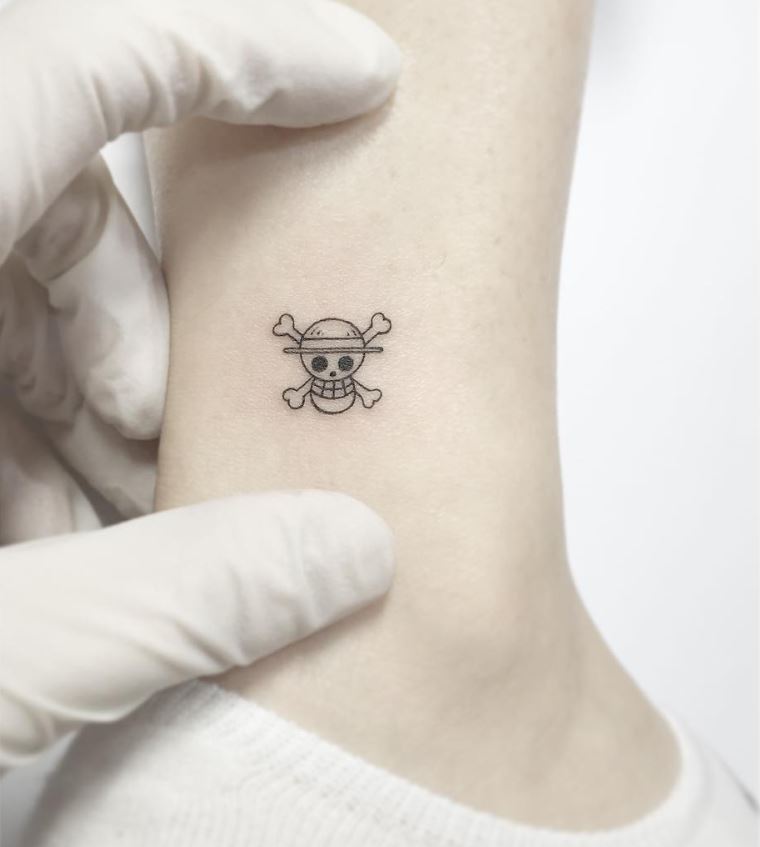 Tatouage Discret Logo One Piece 