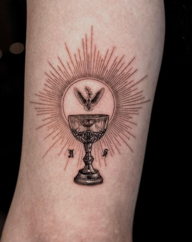 Tatouage Colombe Saint Graal Et Soleil 