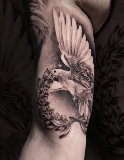Tatouage colombe : 50 photos et idées pour l'adopter | 2025