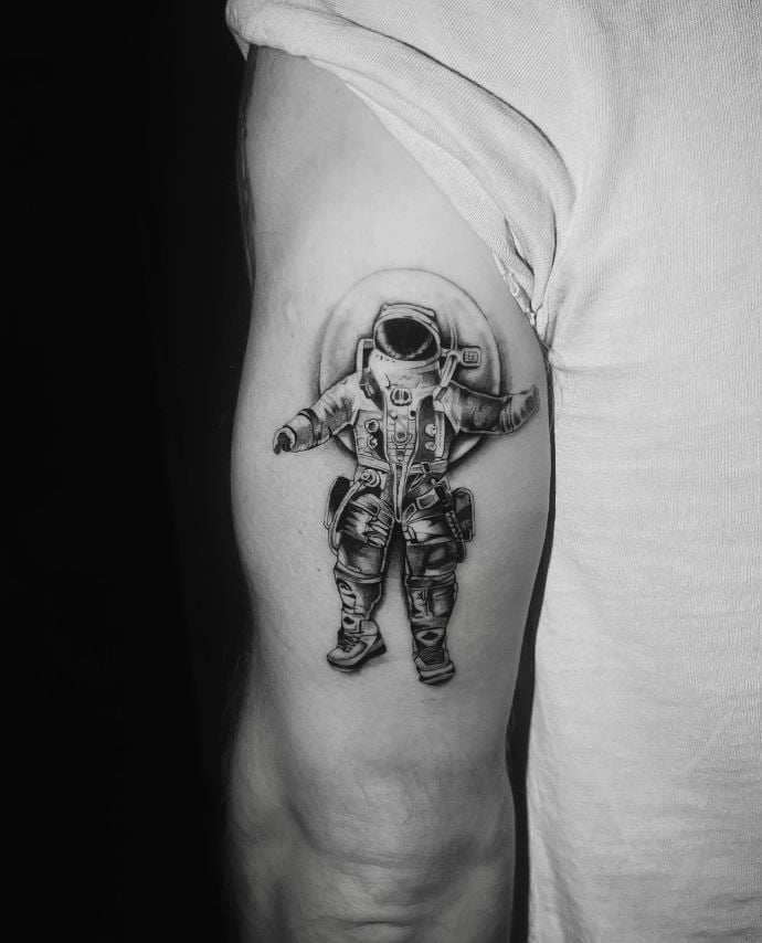 Tatouage Bras Triceps Homme Astronaute Et Lune