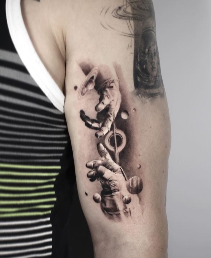 Tatouage Bras Biceps Homme Planètes Et Mains 