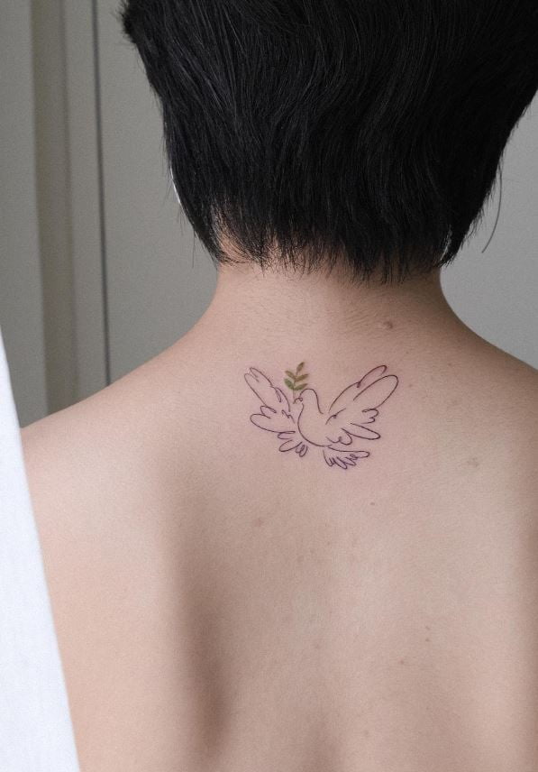 Tatouage Colombe Linéaire Et Feuilles 