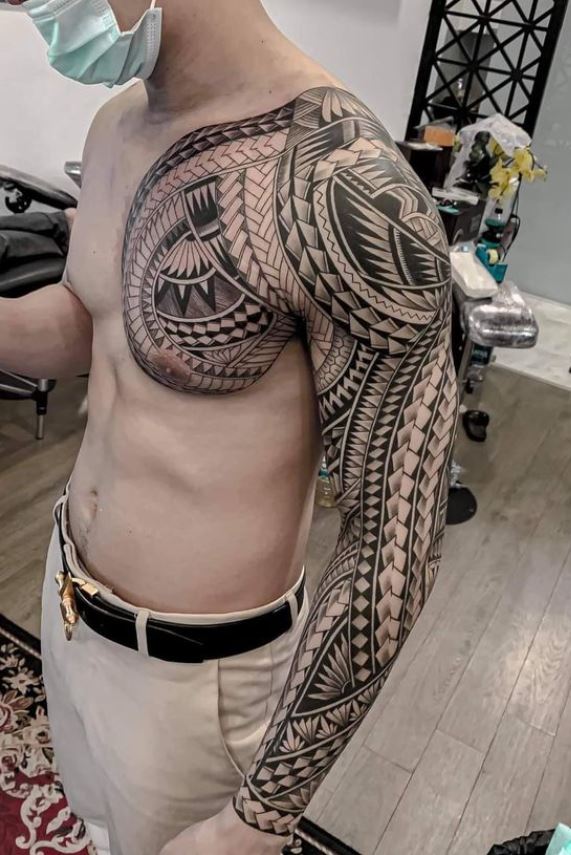 Tatouage Homme Maori Sur Le Bras Et Le Torse 