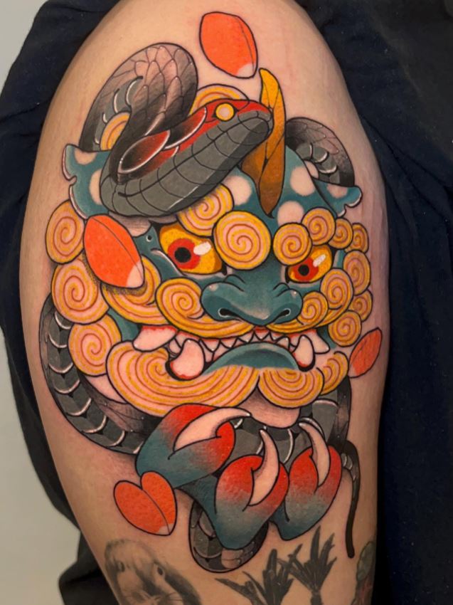 Tatouage Haut Du Bras Homme Foo Dog Et Serpent 