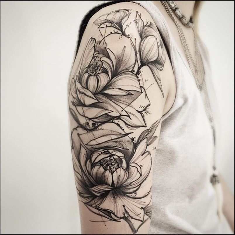 Tatouage Haut Du Bras Homme Pivoines Abstraites 