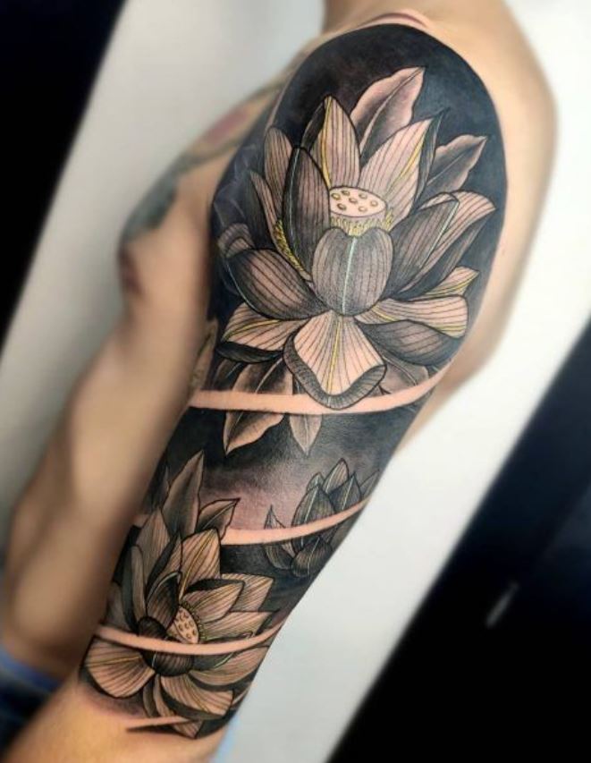 Tatouage Haut Du Bras Homme éclosion De Lotus