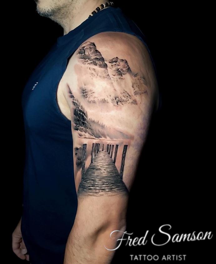 Tatouage Haut Du Bras Homme Ponton Et Montagne 