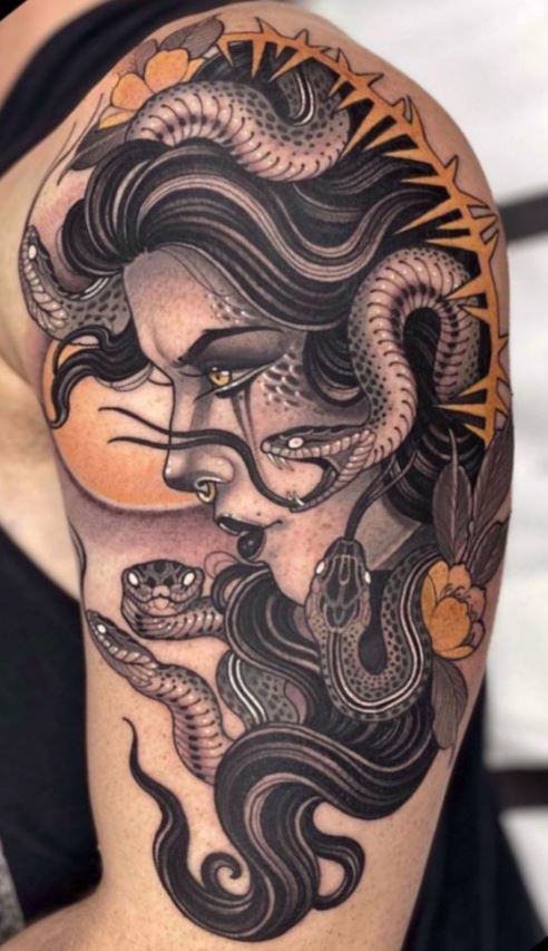 Tatouage Haut Du Bras Homme Medusa Et Fleurs 