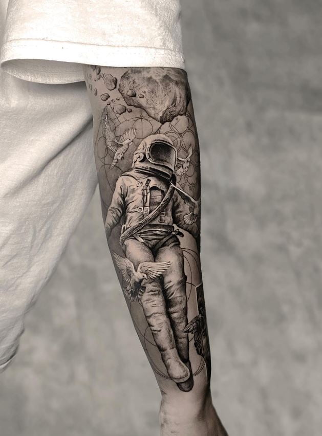 Tatouage Avant Bras Homme Astronaute Et Colombes 