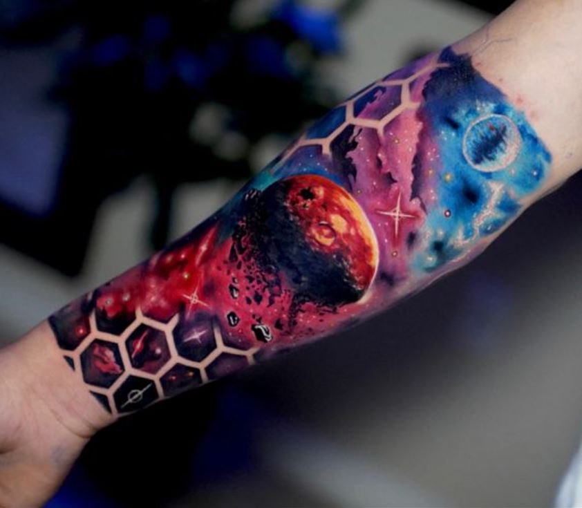 Tatouage Avant Bras Homme Galaxie Colorée 