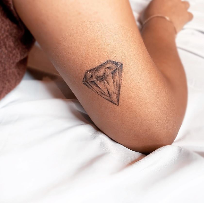 Tatouage Minimaliste Diamant Gris Sur Le Bras 